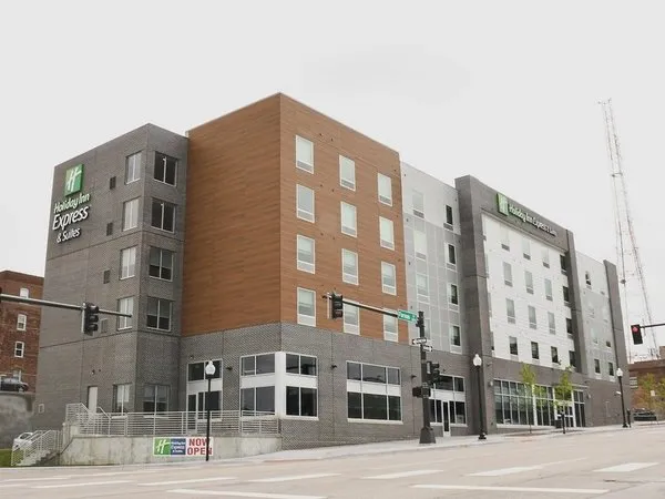 Holiday Inn Express & Suites Omaha Downtown - Airport