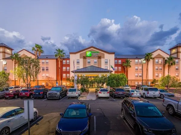 Holiday Inn Express & Suites Phoenix Airport