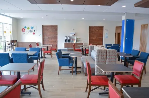 Holiday Inn Express & Suites Raleigh Airport Brier Creek