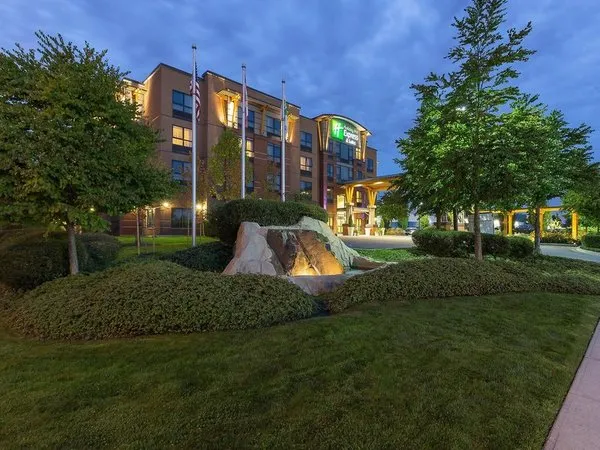 Holiday Inn Express & Suites Riverport