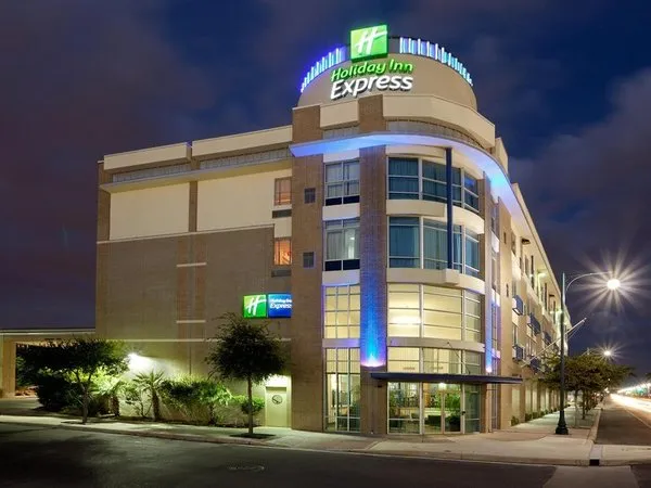 Holiday Inn Express & Suites San Antonio Rivercenter Area