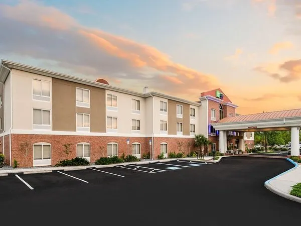Holiday Inn Express & Suites Spring Hill