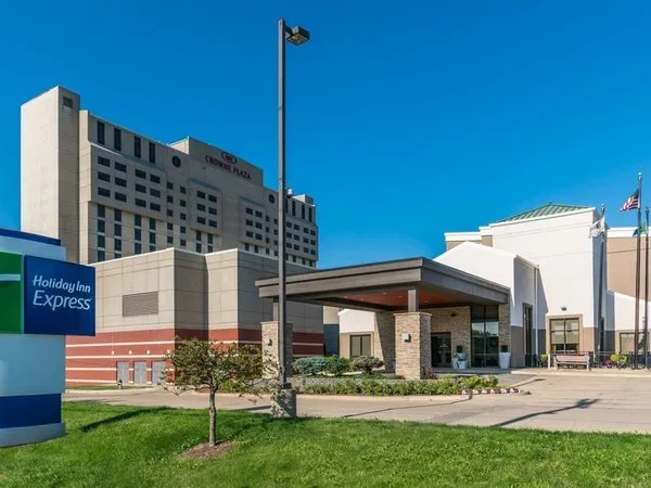 Holiday Inn Express & Suites Springfield