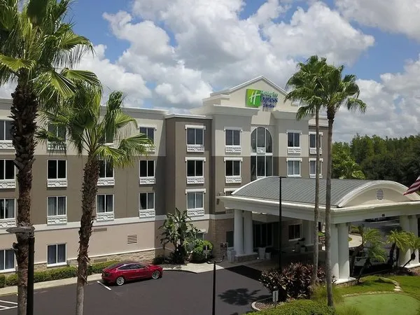 Holiday Inn Express & Suites Tampa - I-75 @ Bruce B. Downs