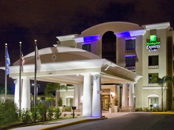 Holiday Inn Express & Suites Tampa -USF-Busch Gardens