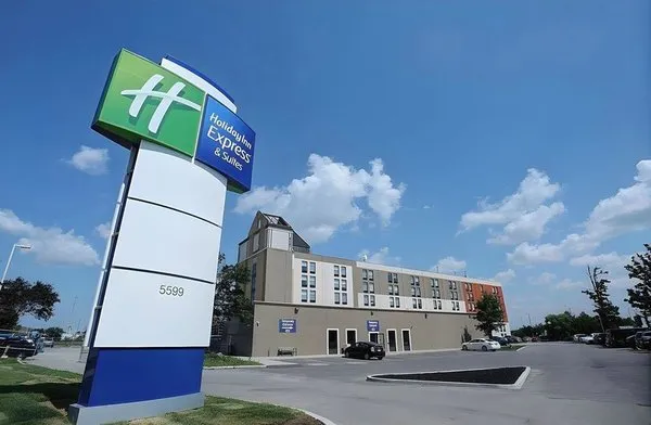 Holiday Inn Express & Suites Toronto Airport West
