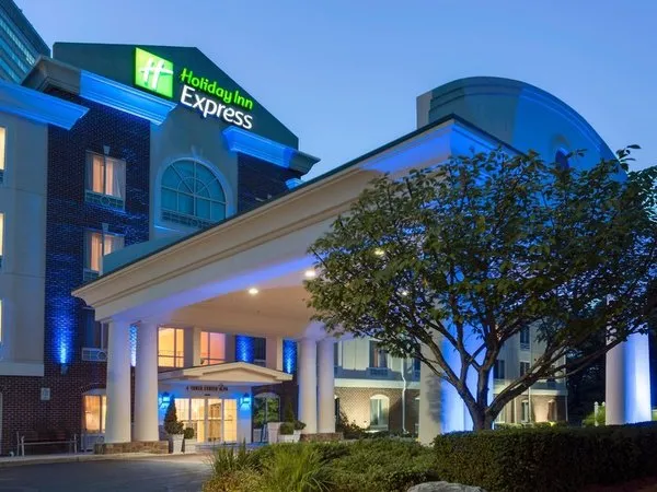 Holiday Inn Express & Suites Tower Center New Brunswick