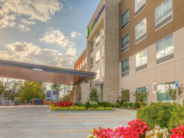 Holiday Inn Express & Suites Tulsa Midtown