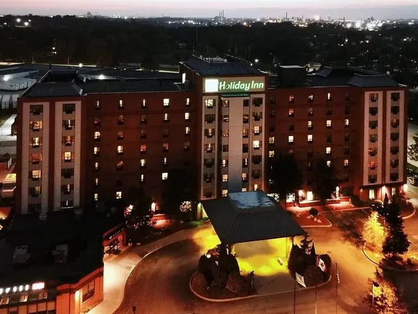 Holiday Inn & Suites Windsor Ambassador Bridge