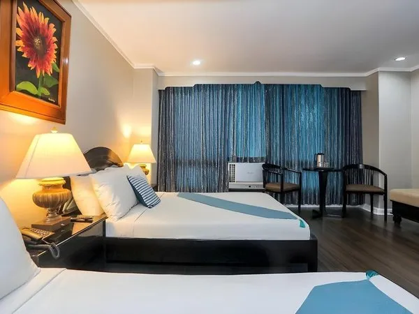 Holiday Plaza Hotel
