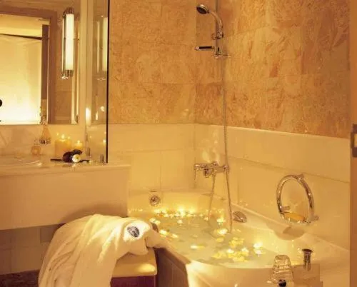 Holiday Suites