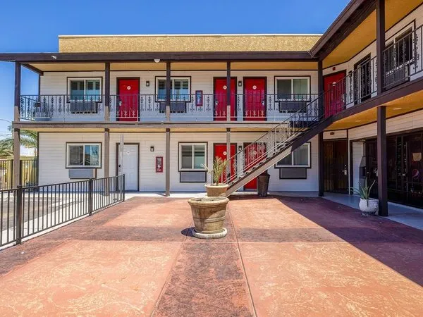 Hotel Avenida Victorville I 15