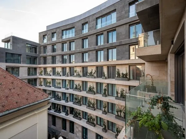 Hotel Emerald & Suites