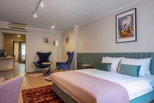 Hotel H12