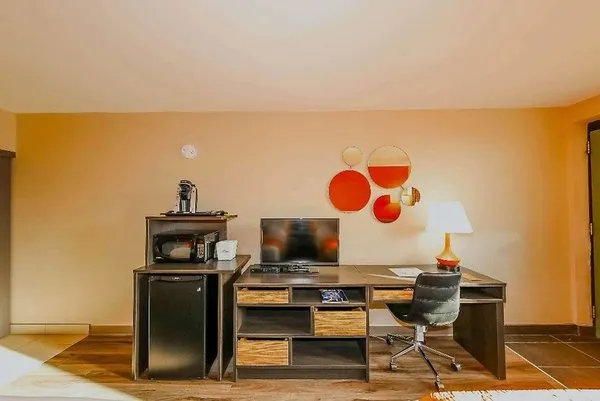 Howard Johnson by Wyndham Winnipeg West