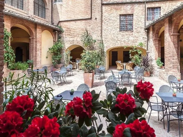 II Chiostro del Carmine
