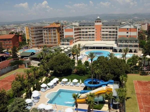 Insula Resort & Spa