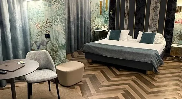 Iris Mhotel