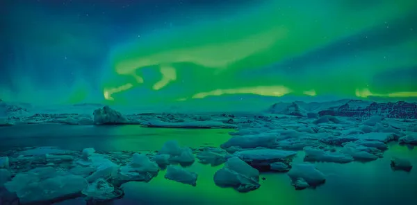 Isländische Naturelemente und Lichtspiele