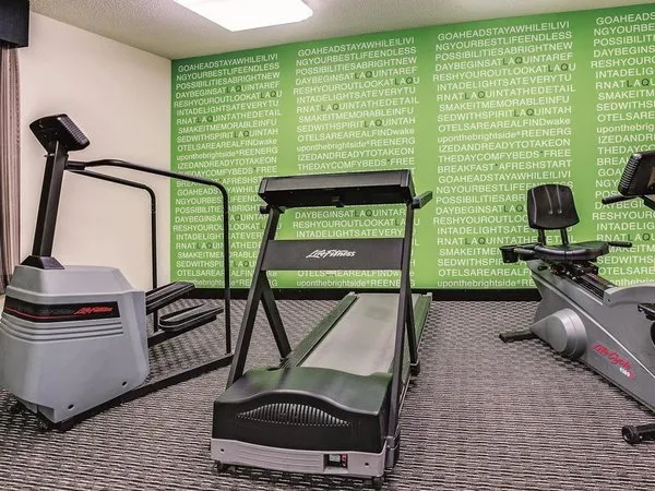 La Quinta Inn & Suites by Wyndham Cleveland - Airport North