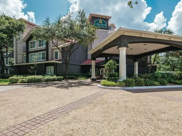 La Quinta Inn & Suites by Wyndham Houston Bush IAH South