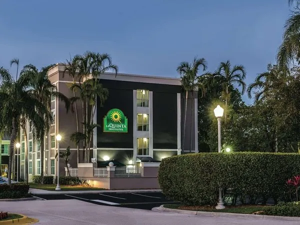 La Quinta Inn & Suites by Wyndham Plantation at SW 6th St