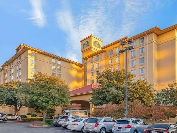 La Quinta Inn & Suites by Wyndham San Antonio Airport