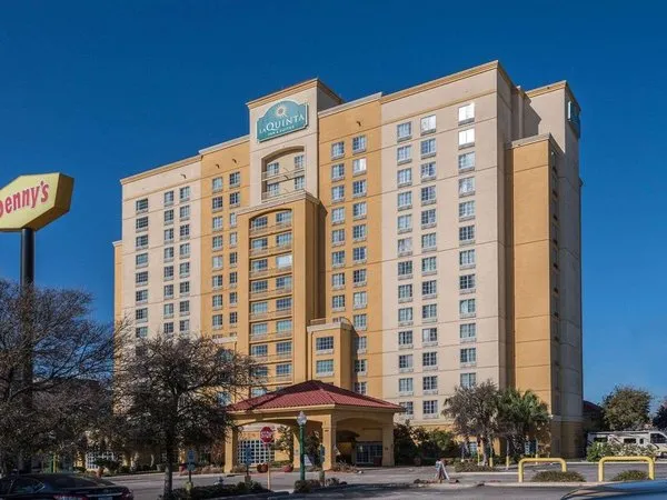 La Quinta Inn & Suites by Wyndham San Antonio Riverwalk