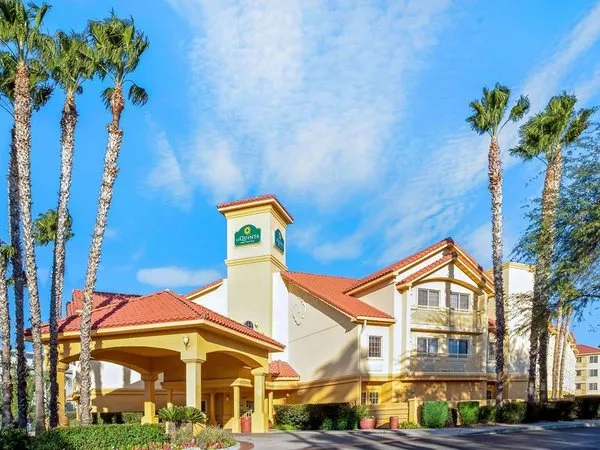 La Quinta Inn & Suites by Wyndham Tucson Airport