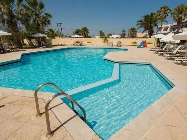 Leonidas Hotel & Studios