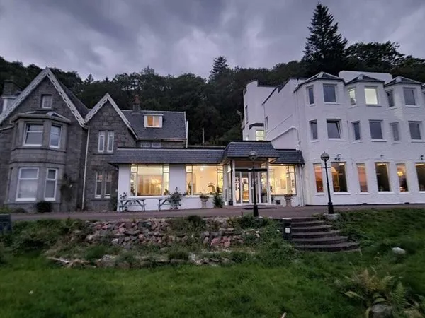 Lodge on the Loch Hotel