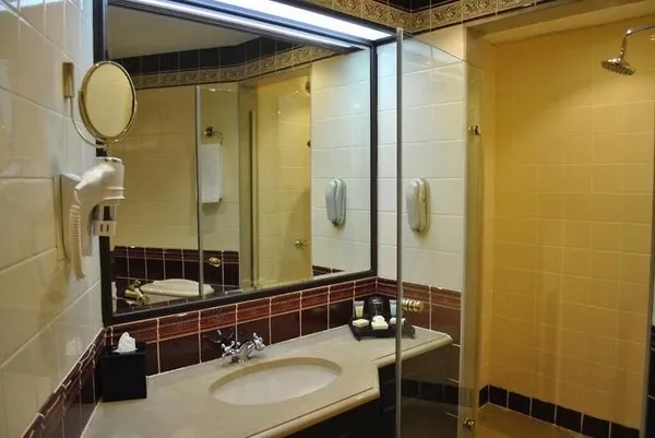 Luxe Avenue Hotel