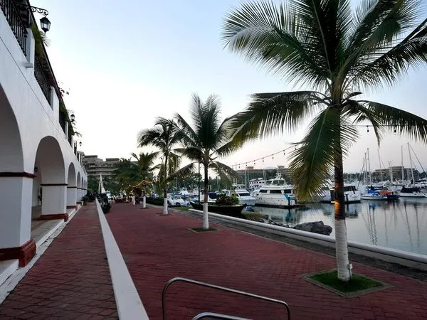 Marina Banderas Suites Hotel