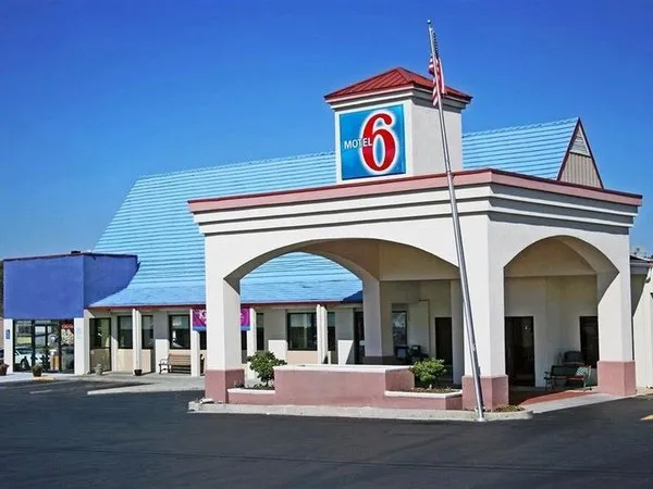 Motel 6 Calhoun
