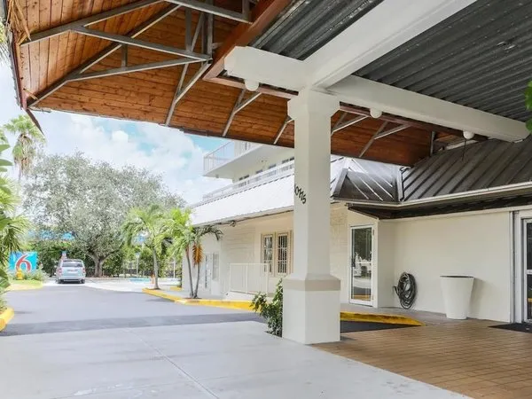 Motel 6 Cutler Bay