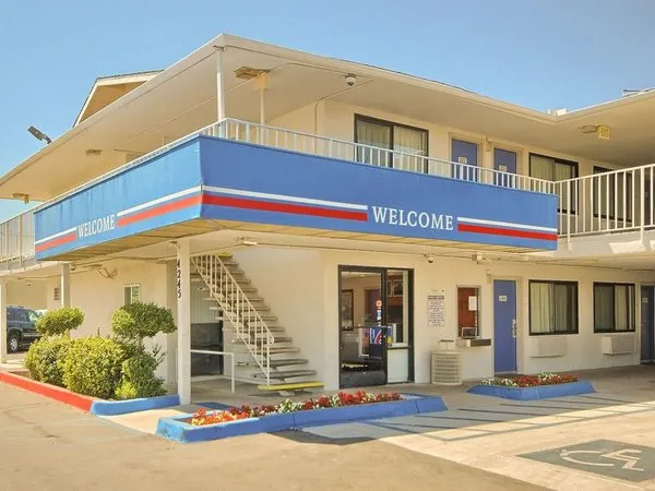 Motel 6 Fresno - Blackstone North