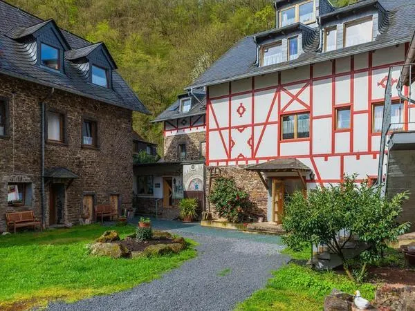 Mühlen Hotel KONSCHAKE Burgen