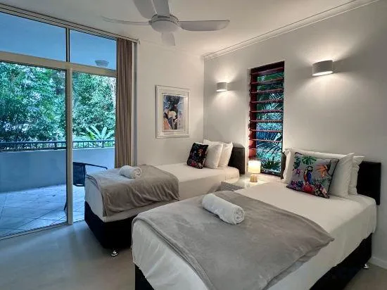 Oasis Palm Cove