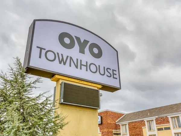 OYO Townhouse Tulsa Woodland Hills