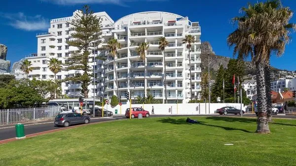 Peninsula All-Suite Hotel
