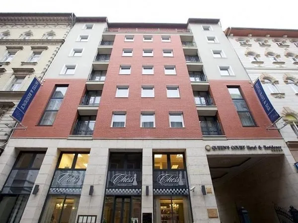 Queen's Court Hotel & Residence