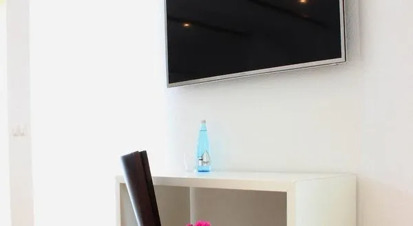 R & J Hotel