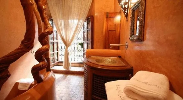 Riad Laaroussa- Guest House