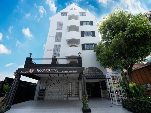 RIM Thapea Walking Street by RoomQuest