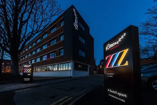 Roomzzz Aparthotel Chester City