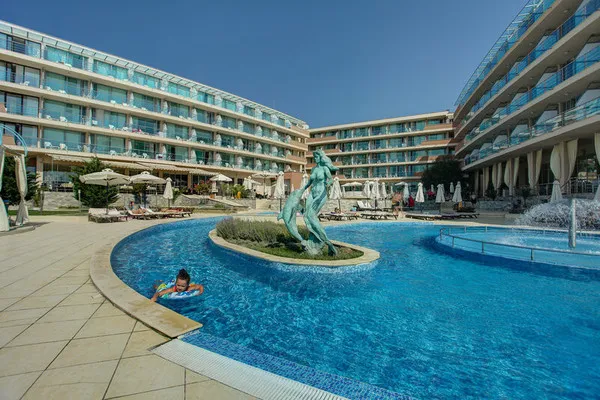Sandy Bay Hotel, Elenite