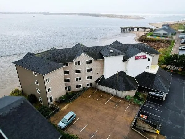 Siletz Bay Beachfront Hotel by OYO Lincoln City