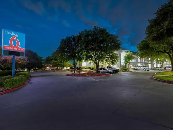 Studio 6 San Antonio - Six Flags