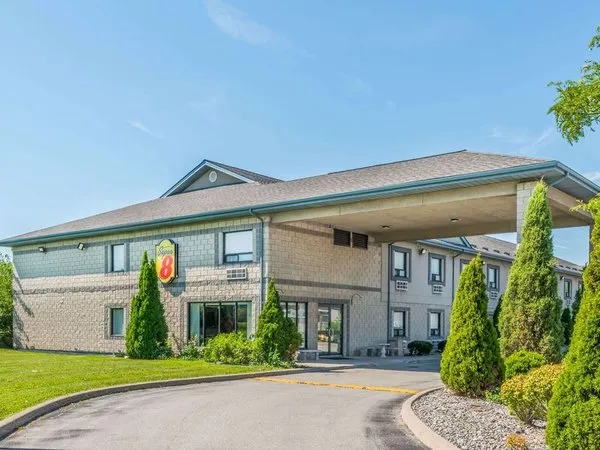 Super 8 by Wyndham Ambassador Bridge Windsor ON