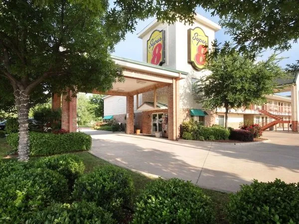Super 8 by Wyndham Arlington Near AT&T Stadium